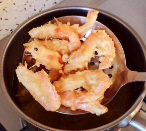 虾漂浮在油面上就可以捞出