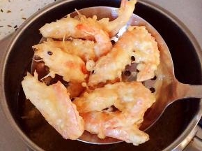 虾漂浮在油面上就可以捞出