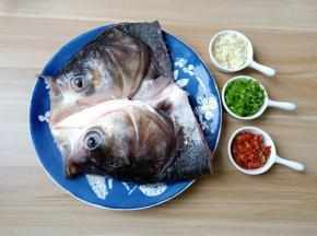 新鲜大鱼头一个、青红辣椒现剁现用，也可以一次性多做一点放冰箱冷藏备用。