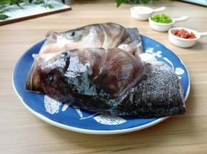  鱼头先处理干净，去除鱼头中的类似小牙的喉骨。（这是鱼头最腥的地方，占腥味的50%，去腥关键第1步）