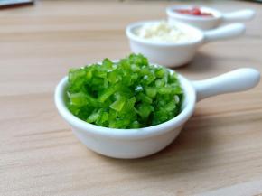 青辣椒剁碎。