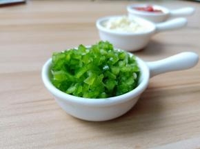 青辣椒剁碎。