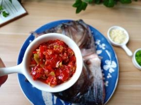 半小时后撒上剁椒碎。