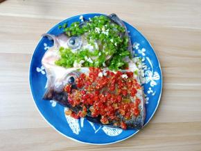 青辣椒碎铺满整个鱼头，爱吃微辣的可以少加点。