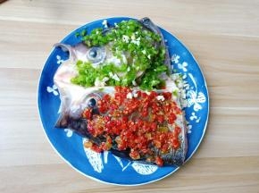 青辣椒碎铺满整个鱼头，爱吃微辣的可以少加点。
