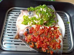 
锅内烧开水，放上蒸屉，撒一点点白酒，大火蒸10分钟【具体看鱼头的大小】