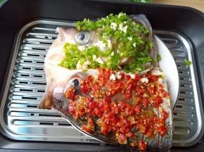 
锅内烧开水，放上蒸屉，撒一点点白酒，大火蒸10分钟【具体看鱼头的大小】