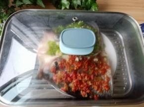 烹饪选用蒸制的方法，可以让鱼头的鲜香尽量保留，剁辣椒的辣又恰到好处地渗入鱼肉中，做出来菜品色泽红亮、味浓、肉质鲜美。
