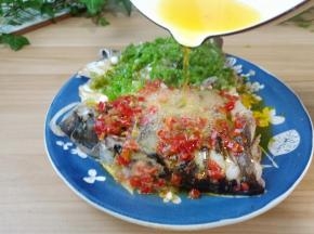 出锅淋上一勺生抽，撒上蒜末，浇上热油刺啦刺啦的响声，味道就扑鼻而来！