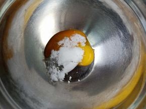 蛋黄加20克白砂糖，滴几滴柠檬汁去腥。