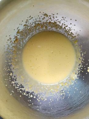 用打蛋器打发至颜色变浅体积变大。