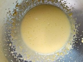 用打蛋器打发至颜色变浅体积变大。