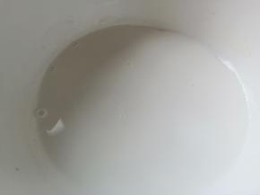 纯牛奶加热至冒小泡。