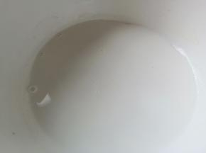 纯牛奶加热至冒小泡。