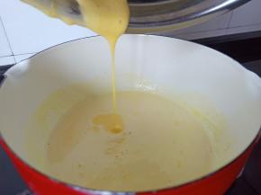 加入蛋黄液小火搅拌至粘稠状关火晾凉。