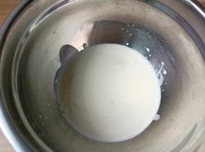 淡奶油加20克白砂糖。