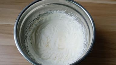 淡奶油打发至九成发。