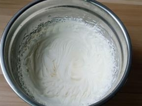 淡奶油打发至九成发。