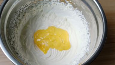 加入蛋黄液。