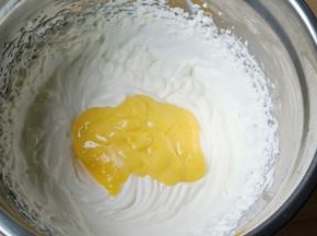 加入蛋黄液。