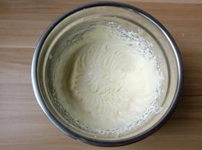 用打蛋器低速搅拌均匀。