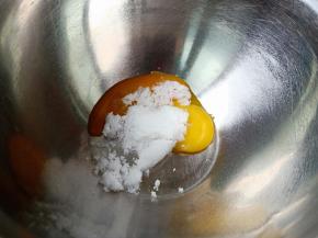 蛋黄加入白糖。