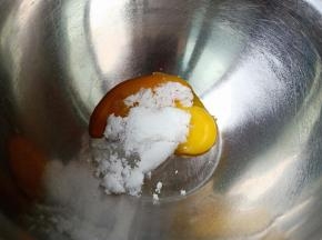 蛋黄加入白糖。
