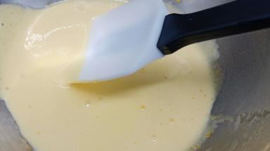 用搅拌机或者打蛋器打发到颜色变浅，白糖融化。