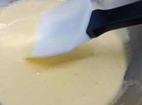 用搅拌机或者打蛋器打发到颜色变浅，白糖融化。