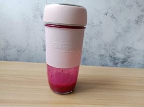 火龙果果肉放入果汁机榨成汁。