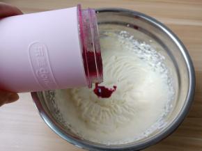 淡奶油加入放凉的蛋黄糊搅拌均匀再加入火龙果汁【此步骤可以换成其他果汁或者果粉】