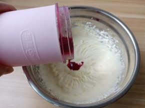 淡奶油加入放凉的蛋黄糊搅拌均匀再加入火龙果汁【此步骤可以换成其他果汁或者果粉】