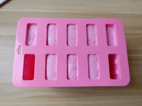 倒入模具放冰箱冷冻一晚。