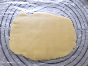 擀成片，放入冰箱冷藏，下面垫一张保鲜袋