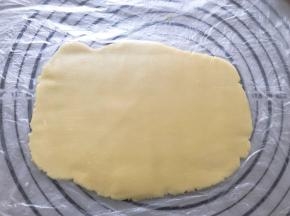 擀成片，放入冰箱冷藏，下面垫一张保鲜袋