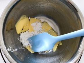 先做好酥皮，黄油软化加入糖粉