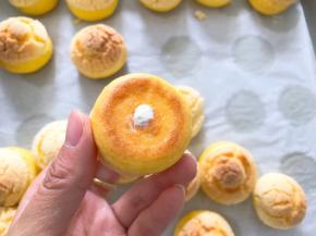 将奶油挤入泡芙中