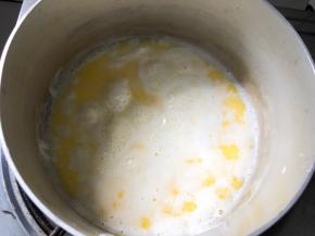 加热至沸腾，一分钟后倒入面粉