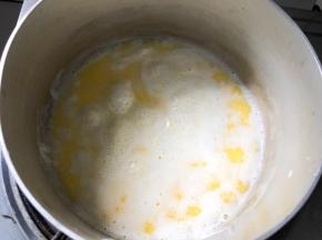 加热至沸腾，一分钟后倒入面粉