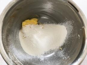 筛入低筋面粉，搅拌成团