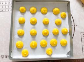 将面糊装入裱花袋，挤入烤盘