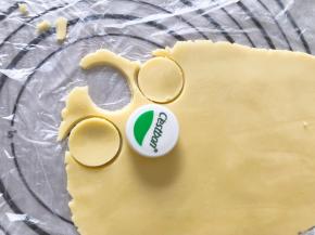 酥皮从冰箱拿出，用矿泉水盖子压出酥皮