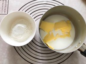 现在开始做泡芙，面粉过筛，黄油，糖，牛奶全部放入奶锅