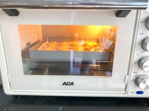 放入预热好的烤箱中层上下火，200度，烤至泡芙膨胀起来后，温度调到180度，总共烤30分钟，中途不要开烤箱