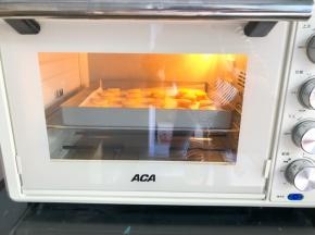 放入预热好的烤箱中层上下火，200度，烤至泡芙膨胀起来后，温度调到180度，总共烤30分钟，中途不要开烤箱