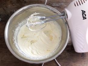 淡奶油加糖打发至奶油坚挺