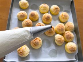 将奶油装入裱花袋，圆形裱花嘴