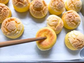 出炉冷却后，用筷子在泡芙下面戳一个洞