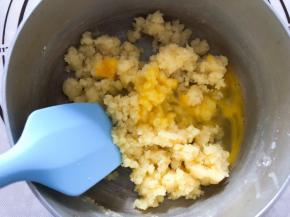 分几次加入鸡蛋翻拌均匀（鸡蛋不一定用完）