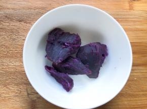 紫薯一个去皮放入蒸锅中蒸熟